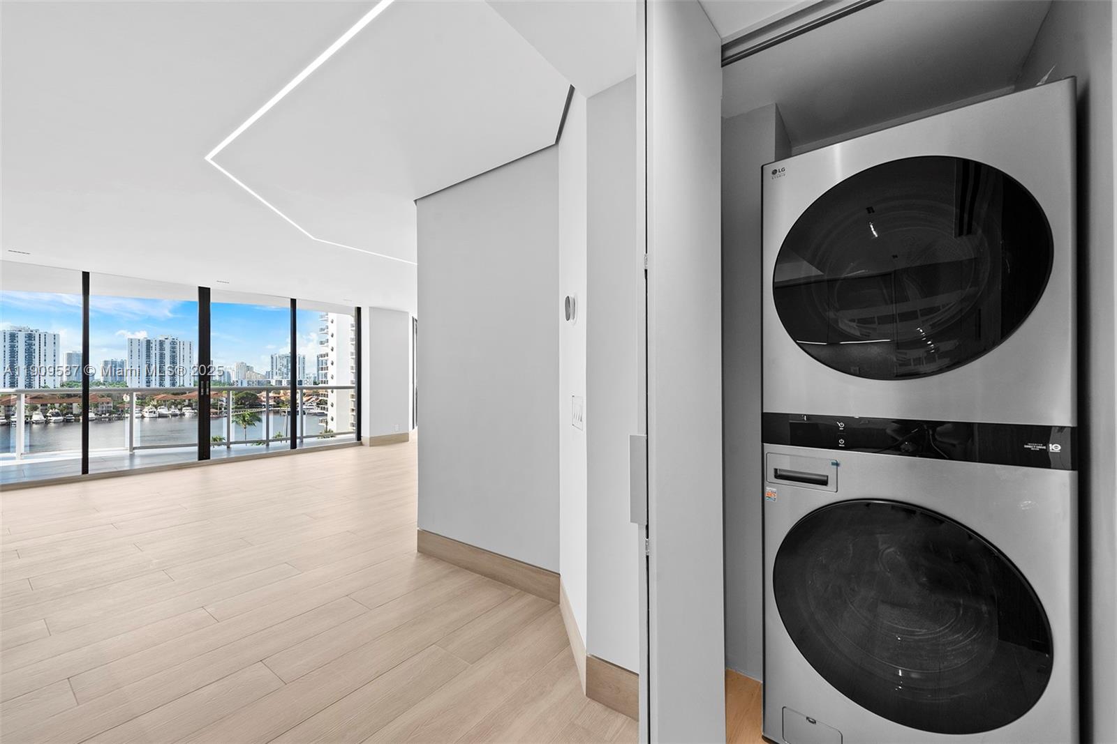 HARBORSIDE AT THE WATERWA - Residential