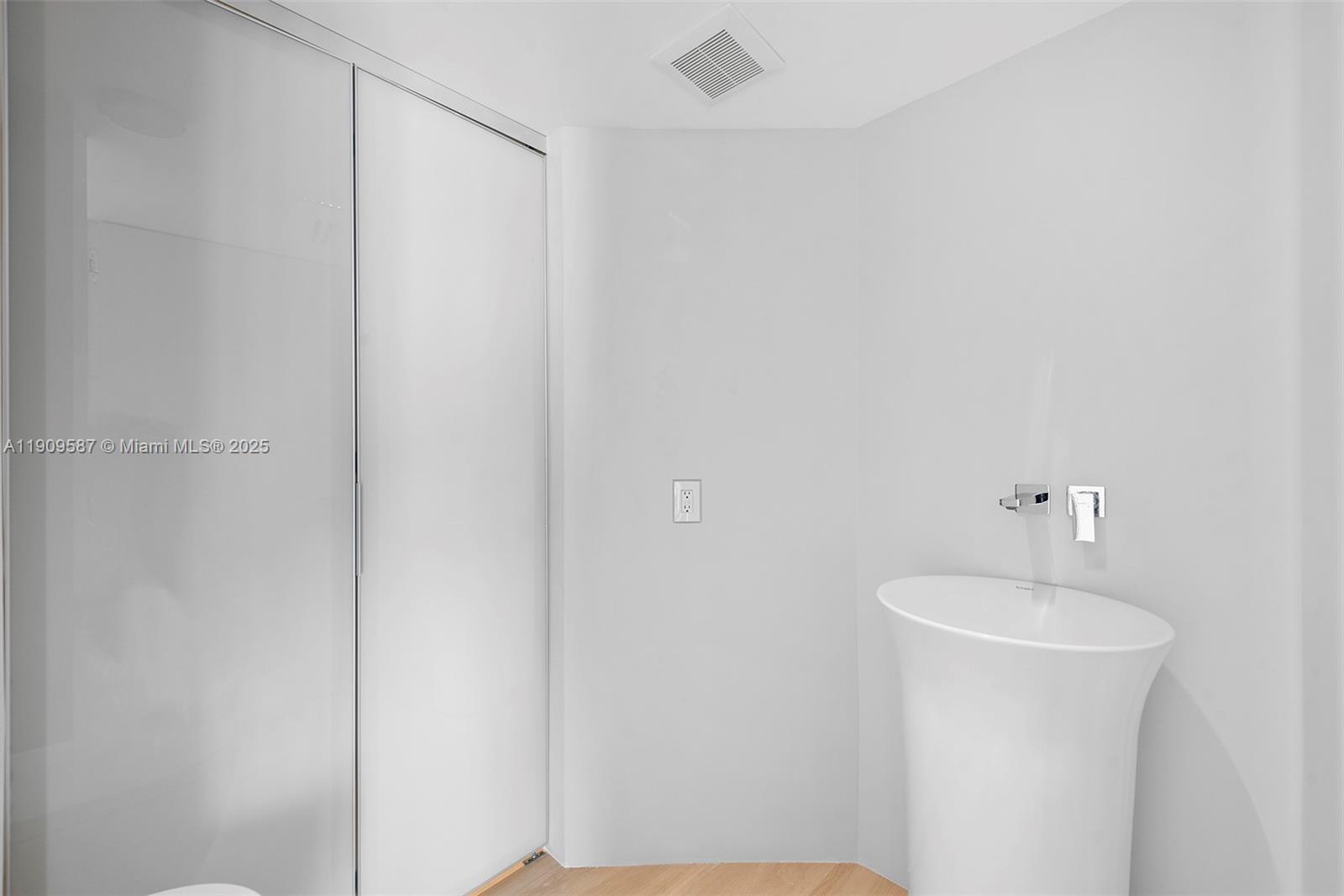 HARBORSIDE AT THE WATERWA - Residential