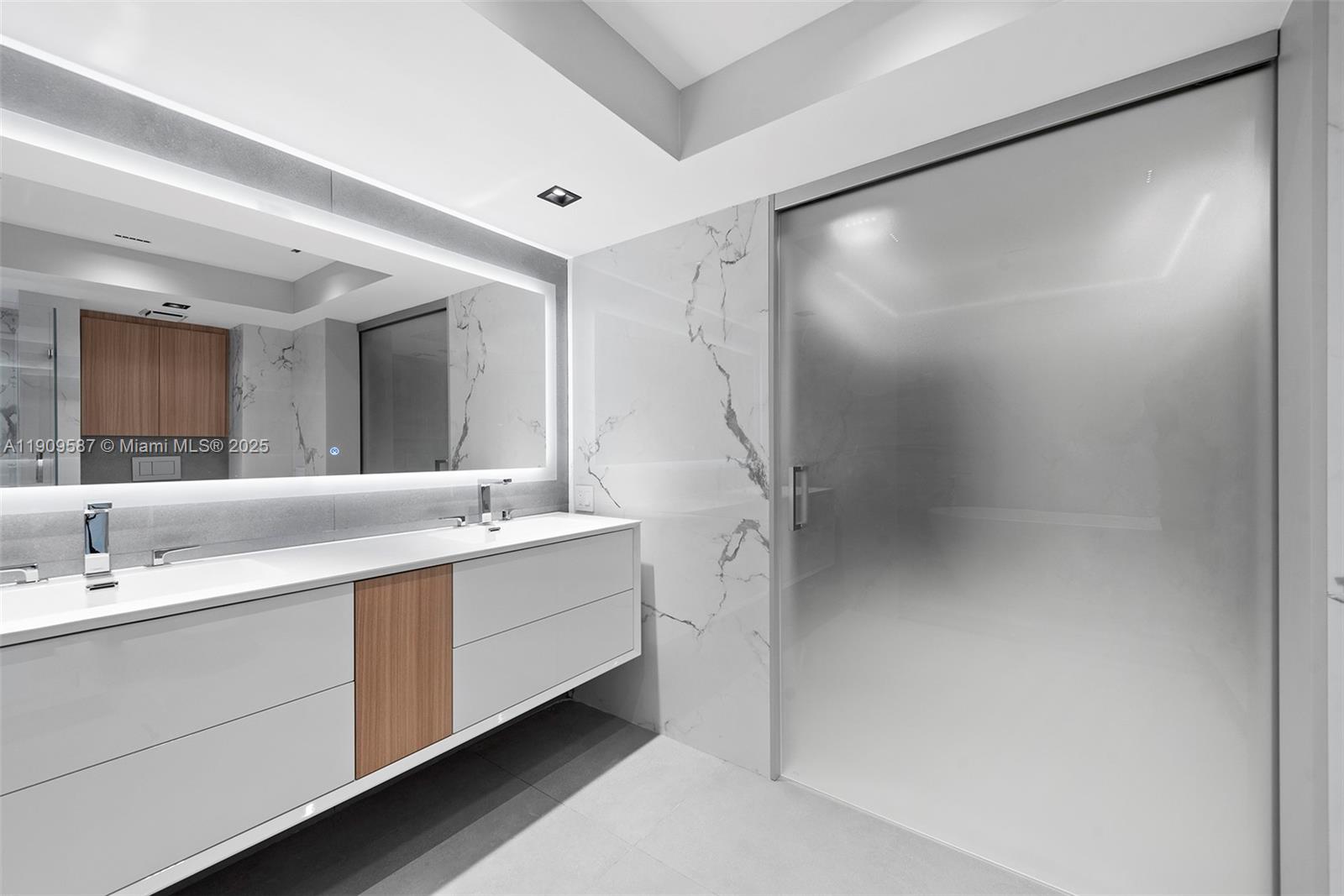 HARBORSIDE AT THE WATERWA - Residential