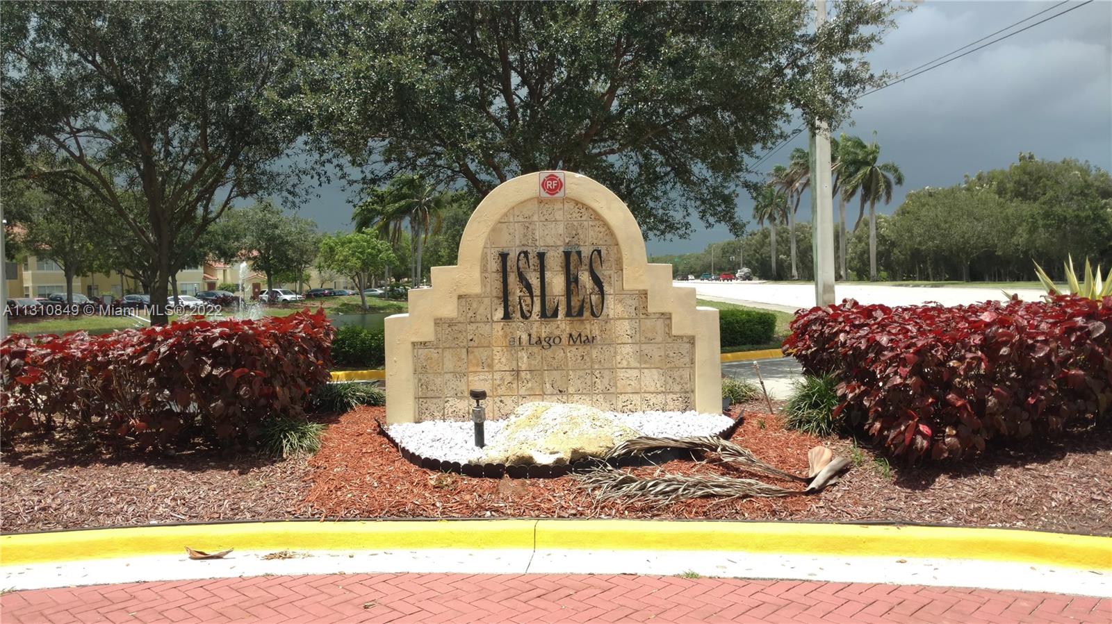 Newly renovated 2 bedroom 1 bathroom condo in prestigious Isles Of Largo Mar. Community features resort style
pool, fitness center, picnic area and clubhouse.