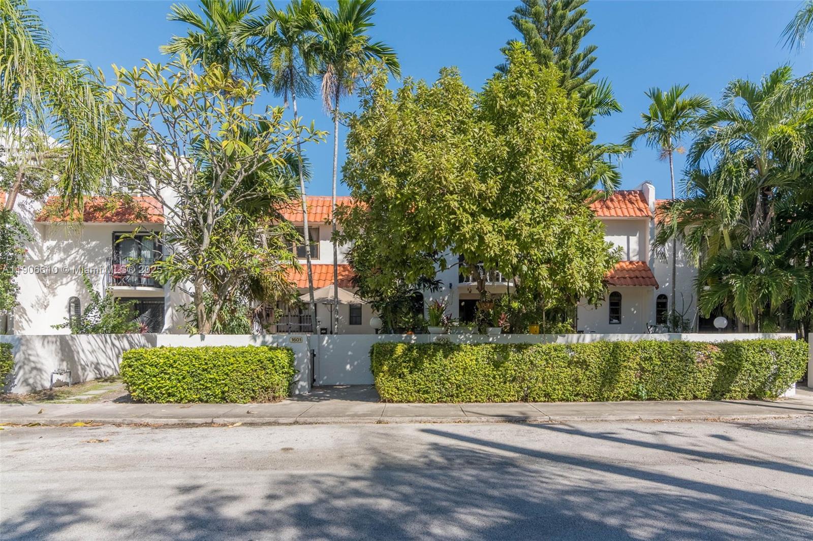 HARBOUR CLUB VILLAS CONDO - Residential