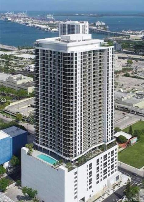 Amazing Studio with water view. Located in the middle of the famous Arts & Entertainment District.
Amenities include 3 pools, jacuzzi, Sauna, state of the art gym, racket ball court, theater room, media center, party room, 24/7 security.
Walking distance to public transportation, etc.
Internet and basic cable included in the rent. Washer and Dryer, dishwasher in the unit. Black outs.