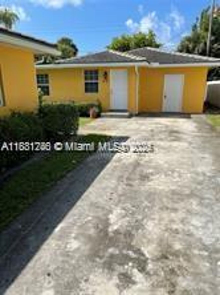 NEWLY RENOVATED, GRANITE TOPS, STAINLESS STEEL APPLIANCES, LARGE YARD WITH PLENTY OF AVAILABLE PARKING. VERY DESIRABLE, PROFESSIONALLY MANAGED, RARELY AVAILABLE LOCATION NEAR PARKS, BEACHES, THE INTERCOASTAL, SHOPPING, AND RESTAURANTS. THIS ONE IS A MUST-SEE.