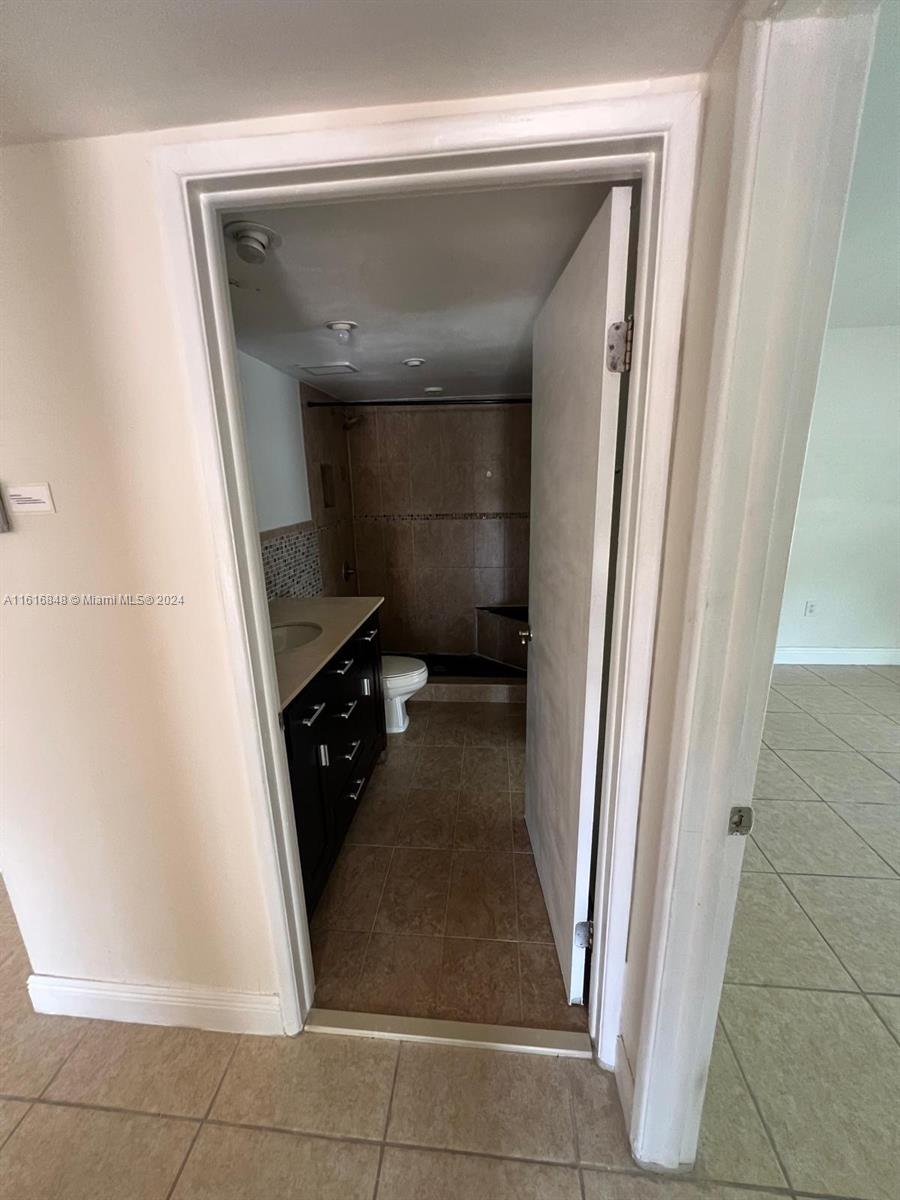 WEST LAKE VILLAGE II COND - Residential Lease