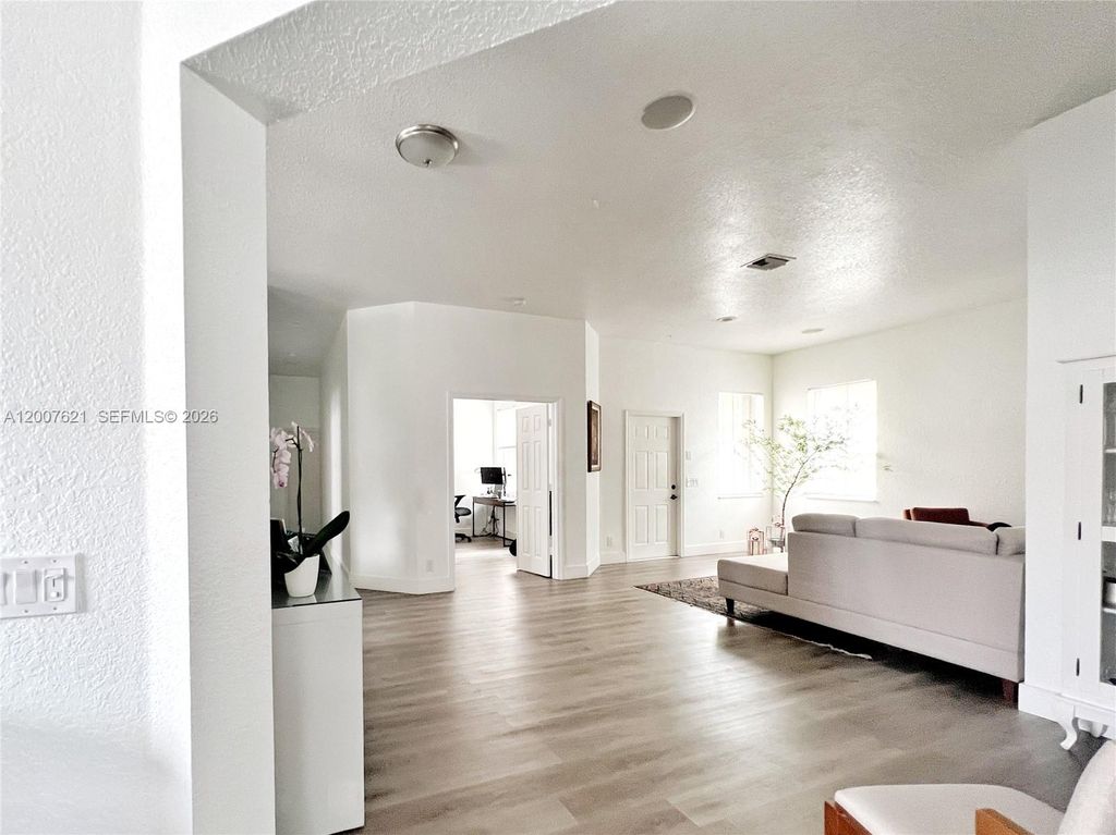 Photo of 1901 Cedar Ct, Weston, FL 33327 (MLS # A12007621)