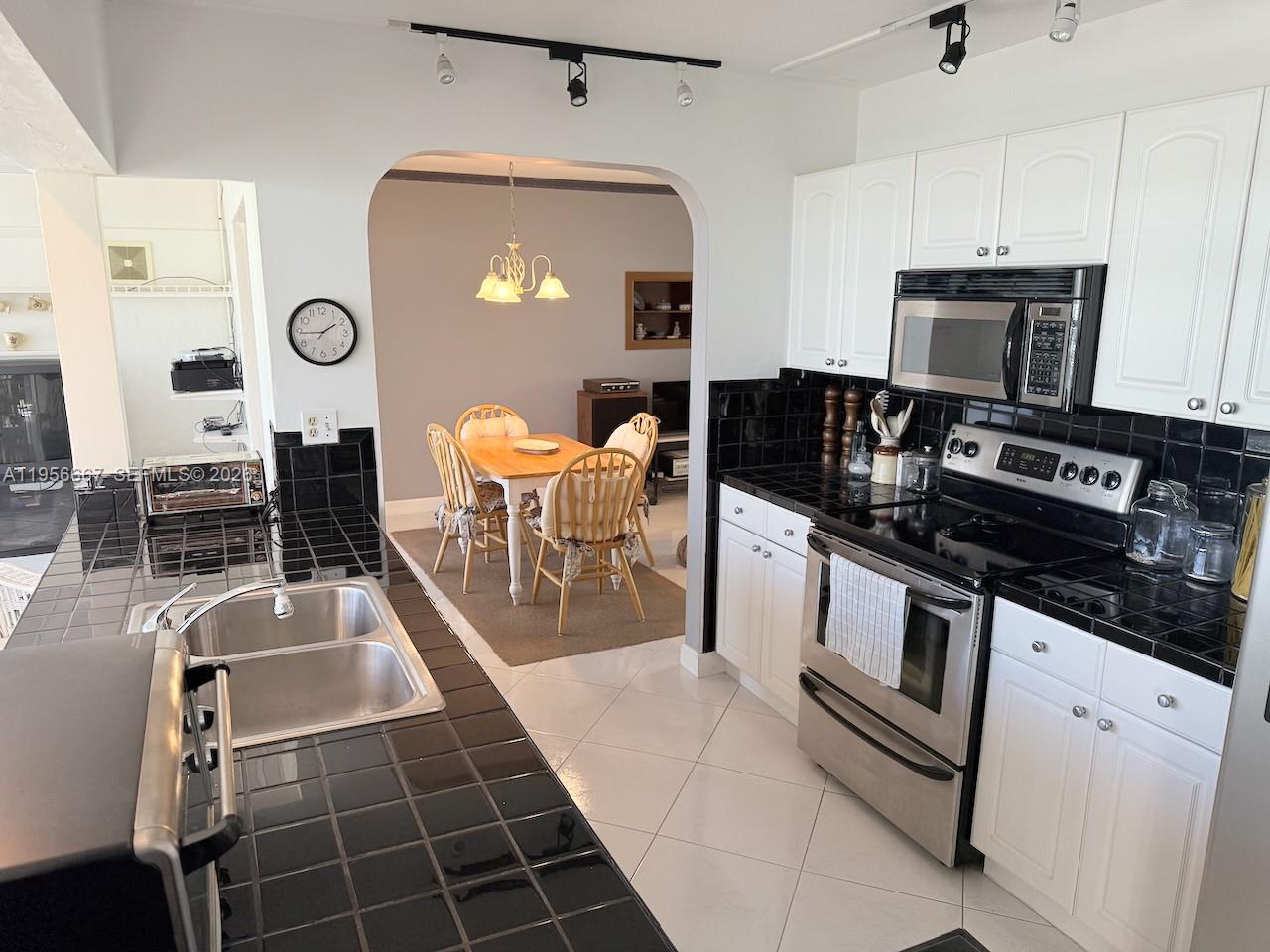 HOLLYWOOD HEIGHTS ADD SEC - Residential