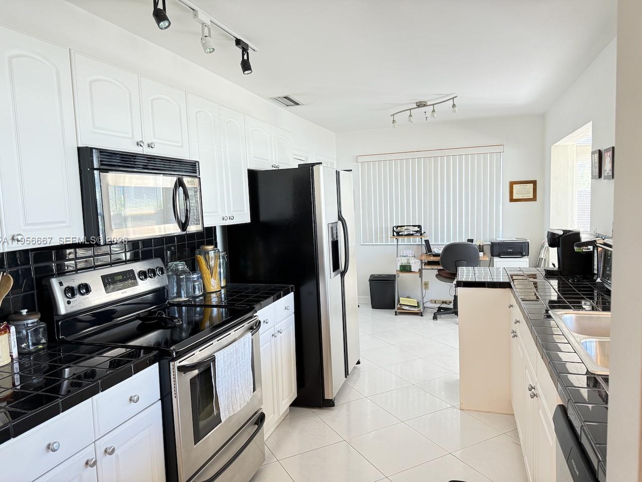 HOLLYWOOD HEIGHTS ADD SEC - Residential