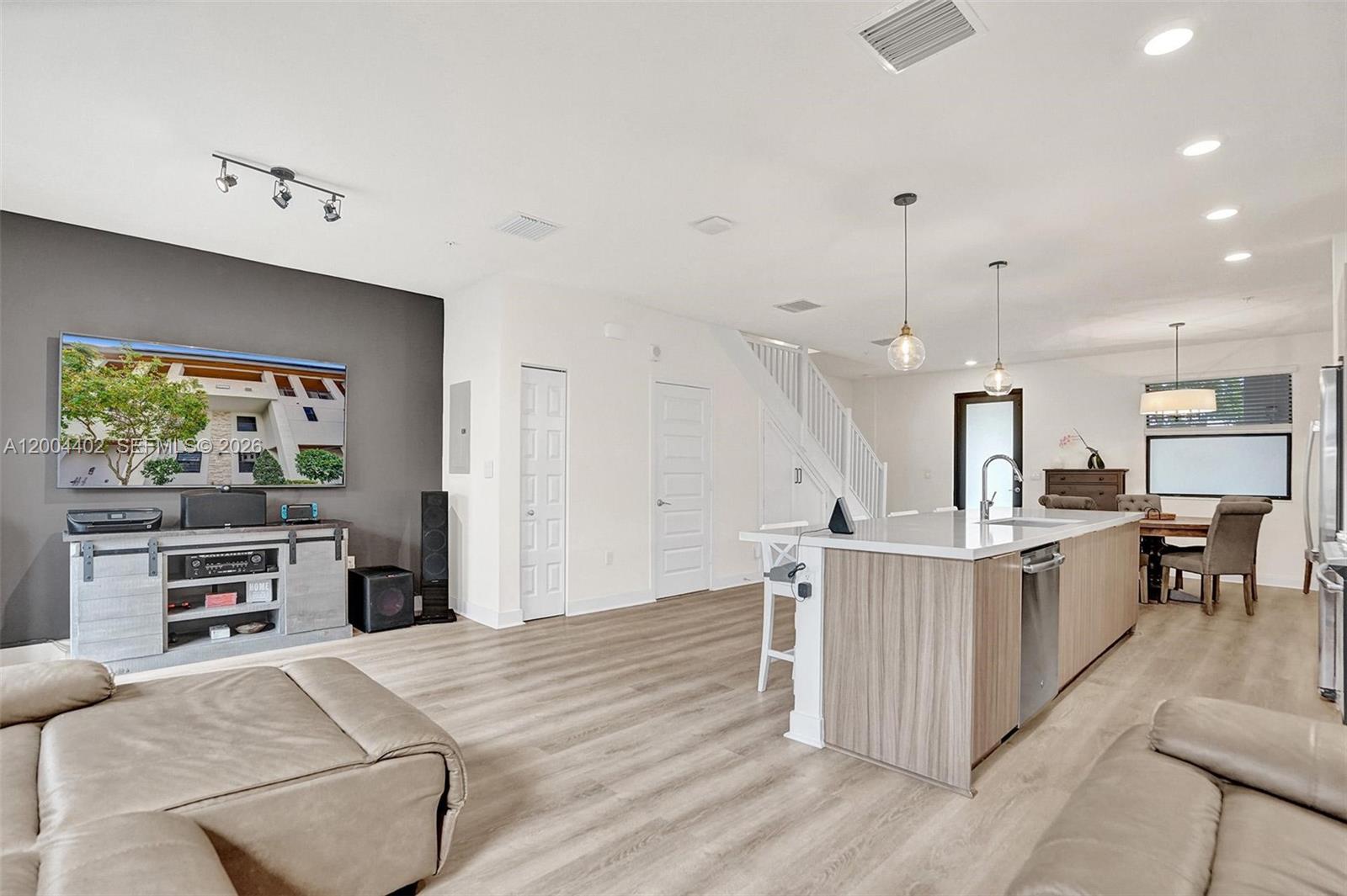 HIGHLAND AT PARK CENTRAL - Residential Lease