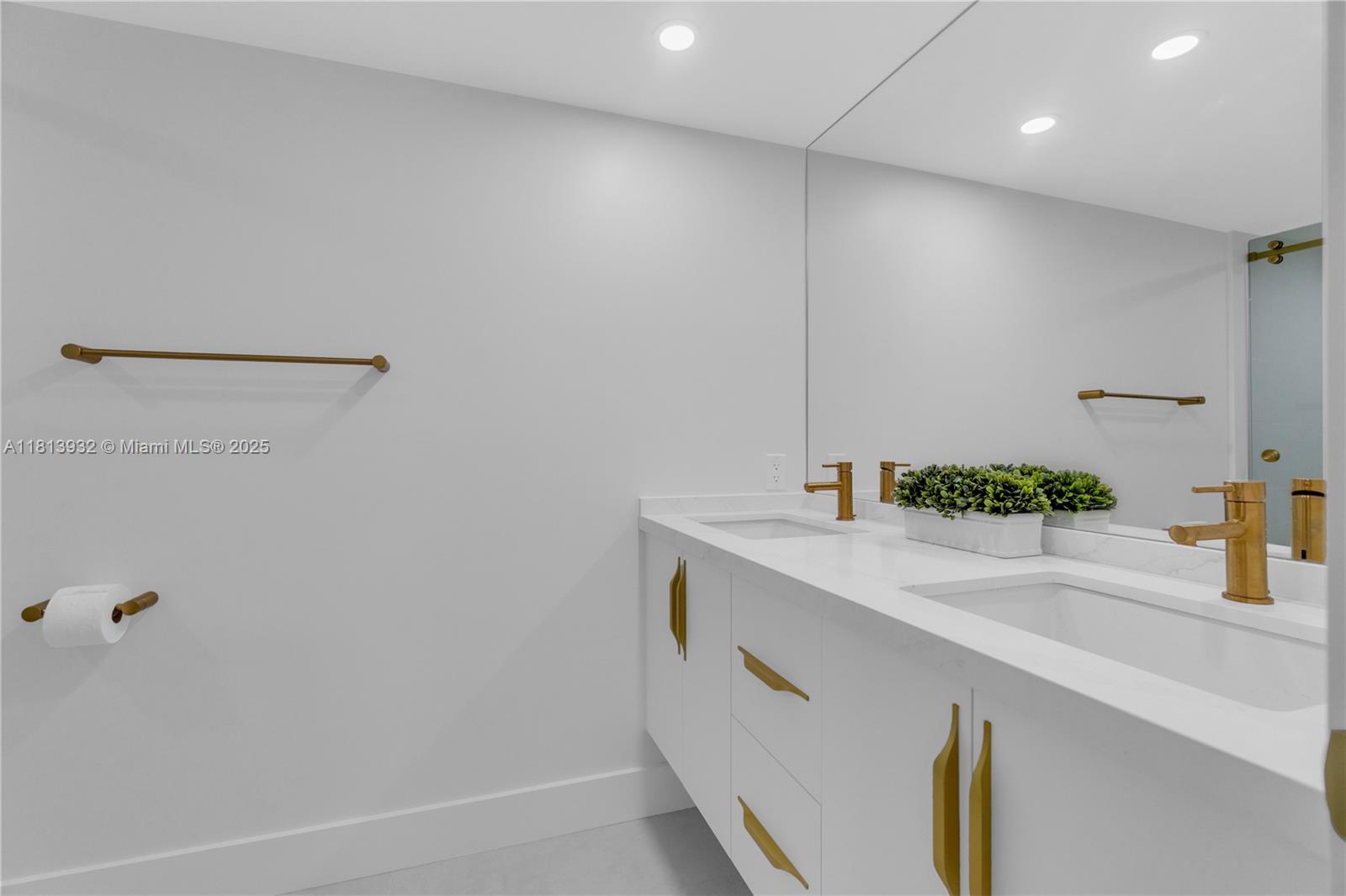 SUMMIT CONDO - Residential