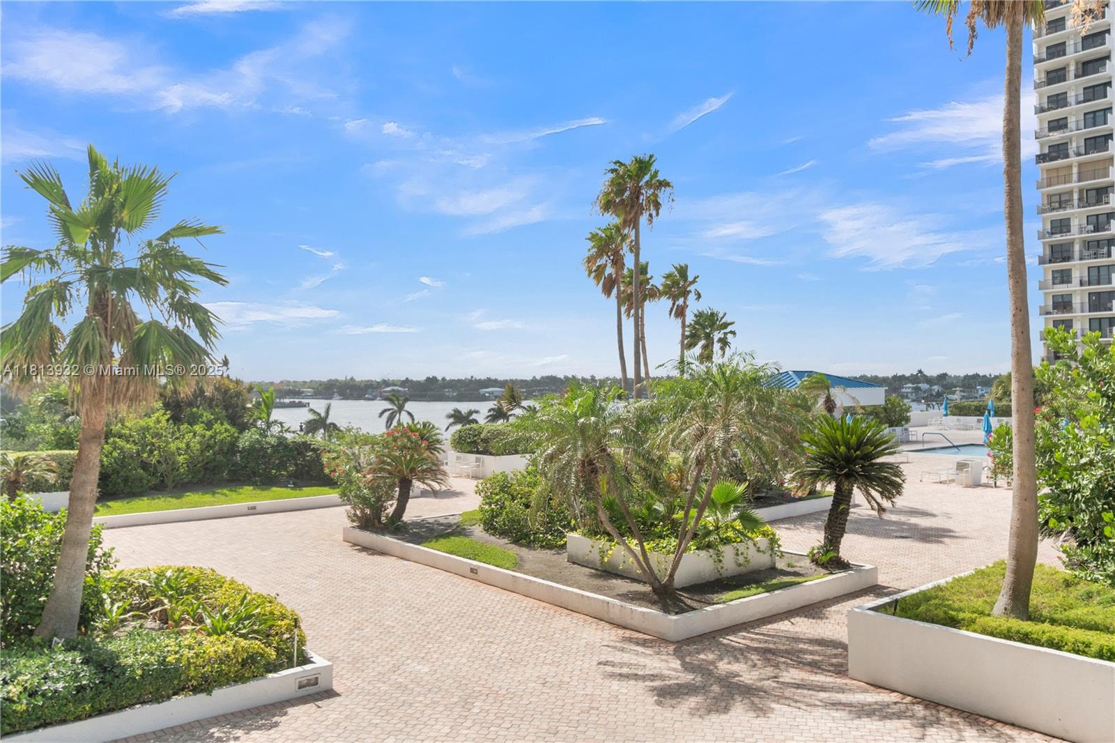 SUMMIT CONDO - Residential