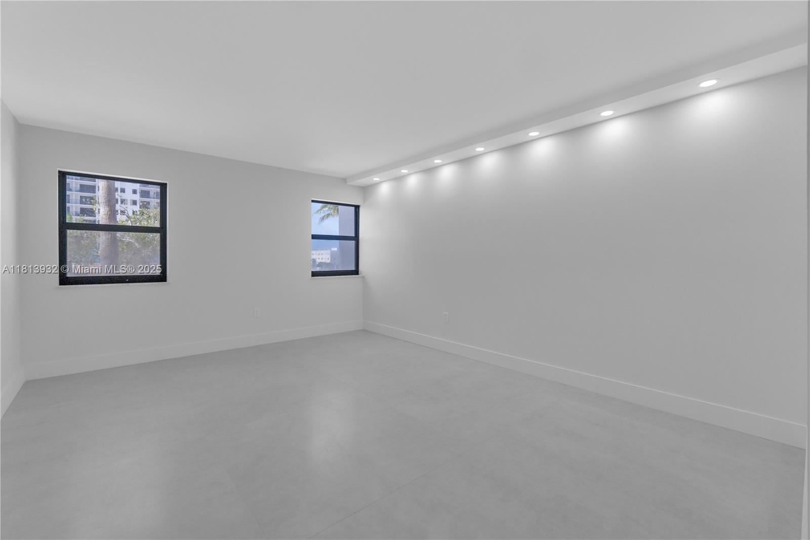 SUMMIT CONDO - Residential