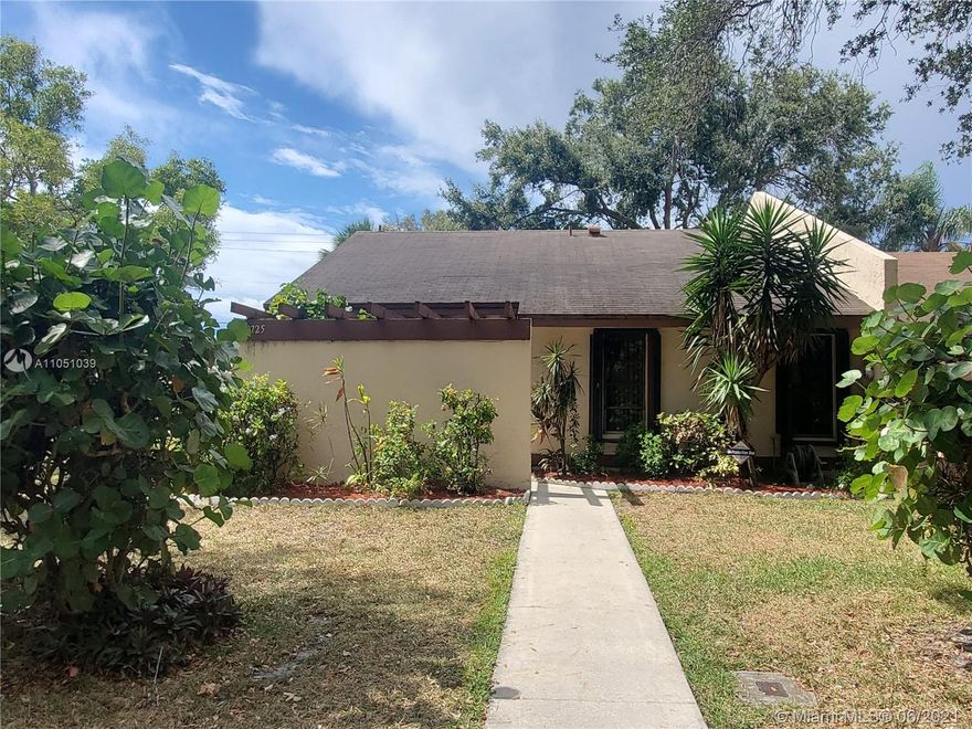 Come and make this East Lake villa your new home!  Original owner has kept this unit in perfect condition!  This villa is also handicap accessible...check out the walk in bath tub in hall bathroom.  Interior features: Polybutylene Pipes have been removed*spacious rooms*eat in kitchen*plenty of storage space plus walk in closet*new central a/c*washer and dryer in unit*stacked bedroom plan*cathedral ceilings in living room/dining room*
Exterior features: patio in front of home right outside breakfast area*open patio in backyard*exterior storage closets*parking for 2 cars plus plenty of guest spots*oversized corner lot*private and completely fenced/walled backyard
Community features: walking distance to community pool*cabana bathrooms*tennis courts

This will not last long!