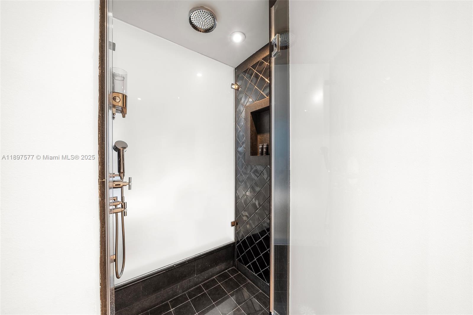 SETAI RESORT & RESIDENCES - Residential Lease