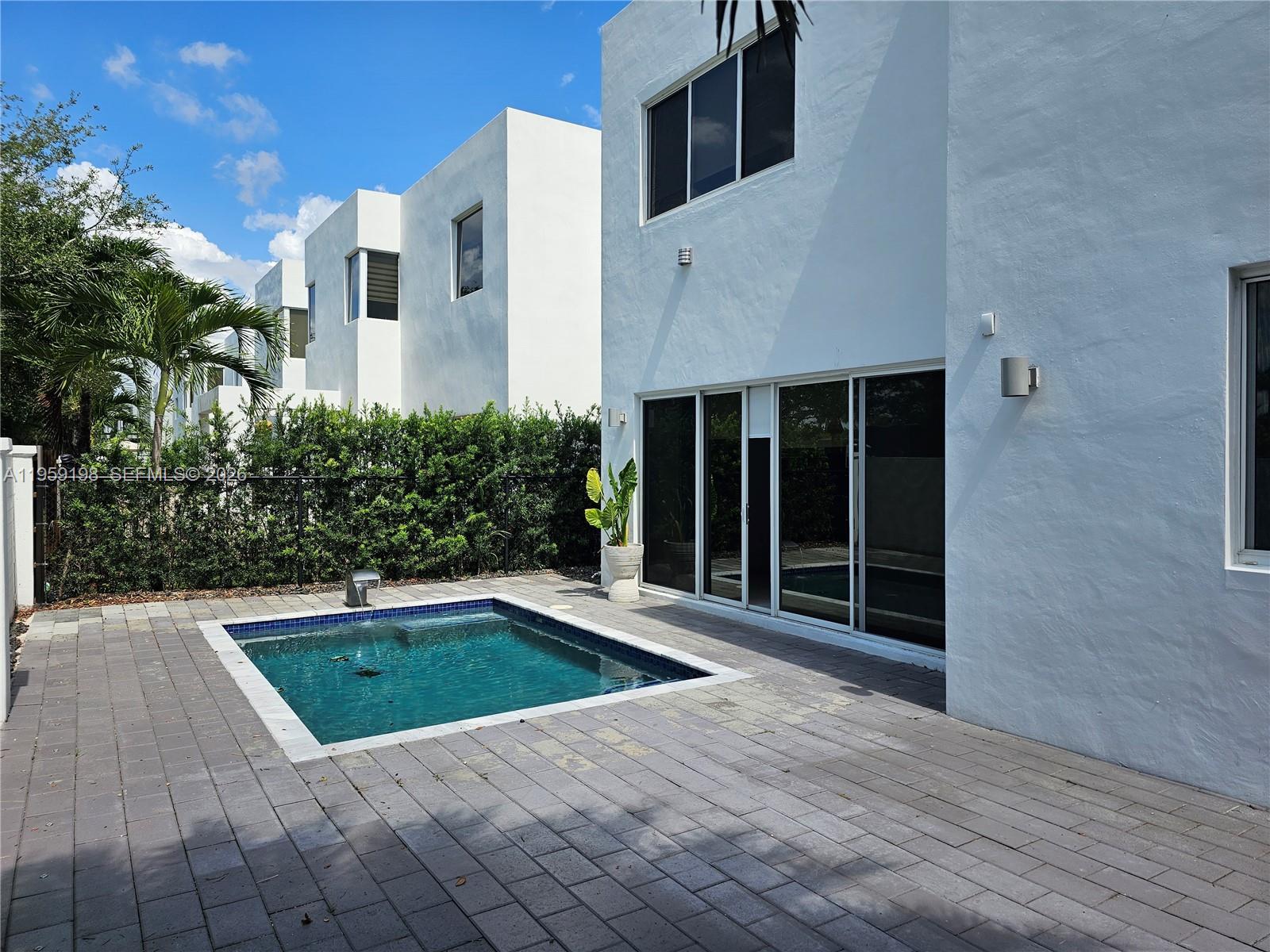 MODERN DORAL 45 - Residential