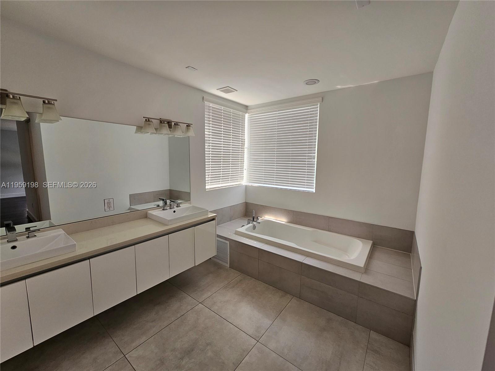 MODERN DORAL 45 - Residential