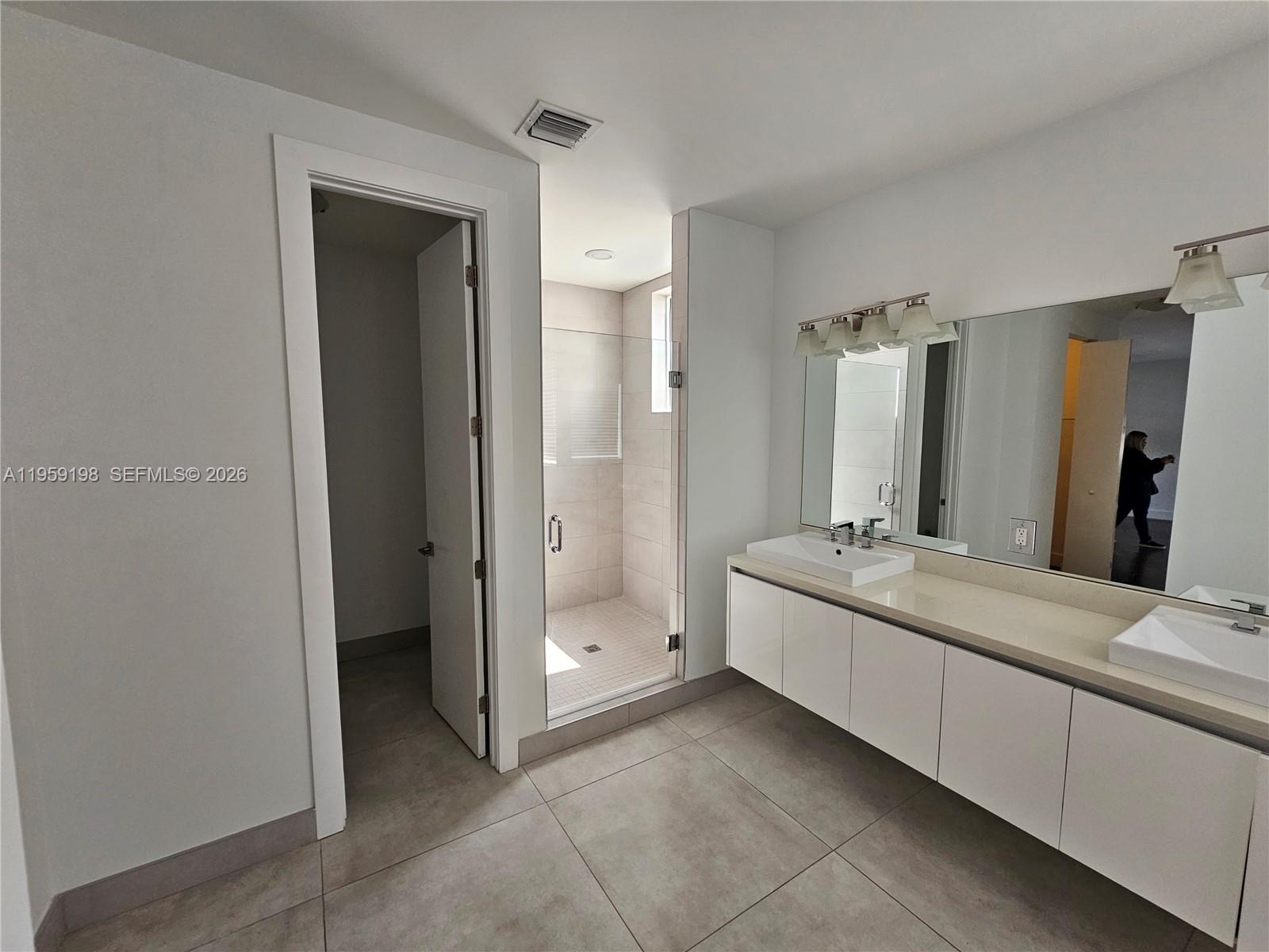 MODERN DORAL 45 - Residential