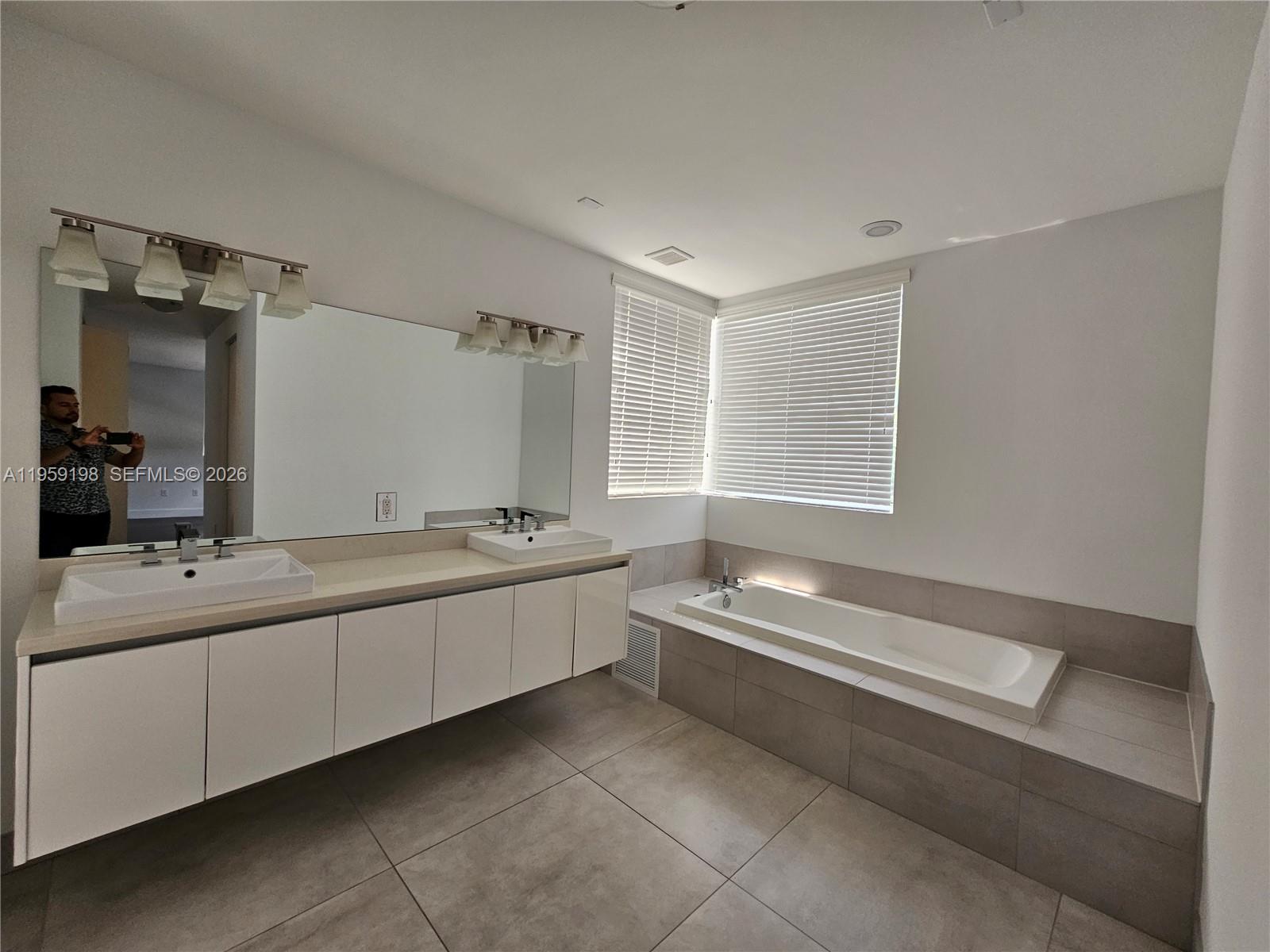 MODERN DORAL 45 - Residential