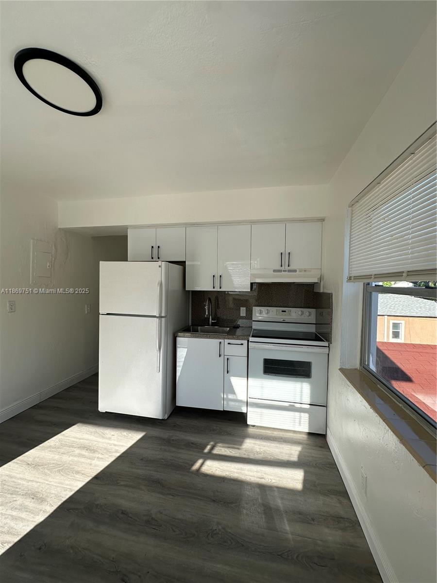 This comfortable 1-bedroom, 1-bathroom apartment is located in a prime central area with easy access to major highways, including I-95. The unit comes with all utilities included (water and electricity) and offers convenient living just 15 minutes from the airport.
Enjoy being close to restaurants, nightlife, and entertainment. One car parking space is included.