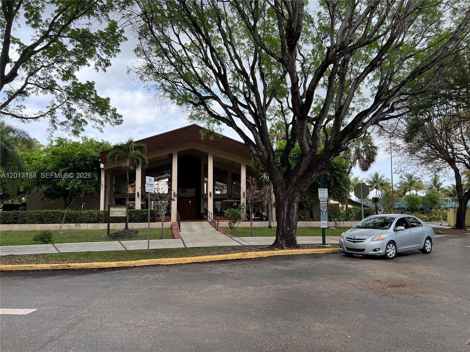 PROMENADE AT KENDALE LAKES - Residential