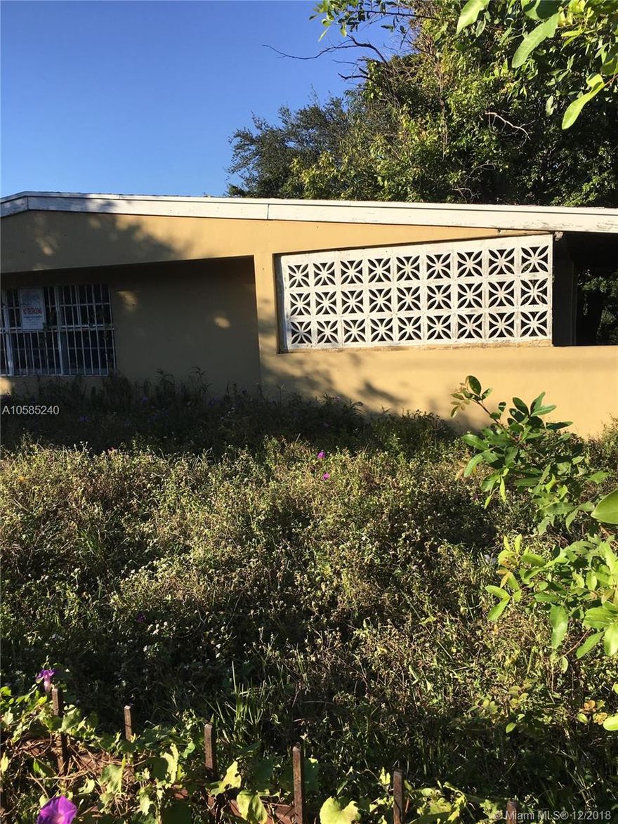 Distressed 3-1 single family home that will need renovations.
Seller prefers that you physically see the property before accepting any offers. Therefore I will be available for showings on Fridays between the hours of 1PM-3PM. Currently the seller is very motivated to sell. Thank you for your time hope to see you there.