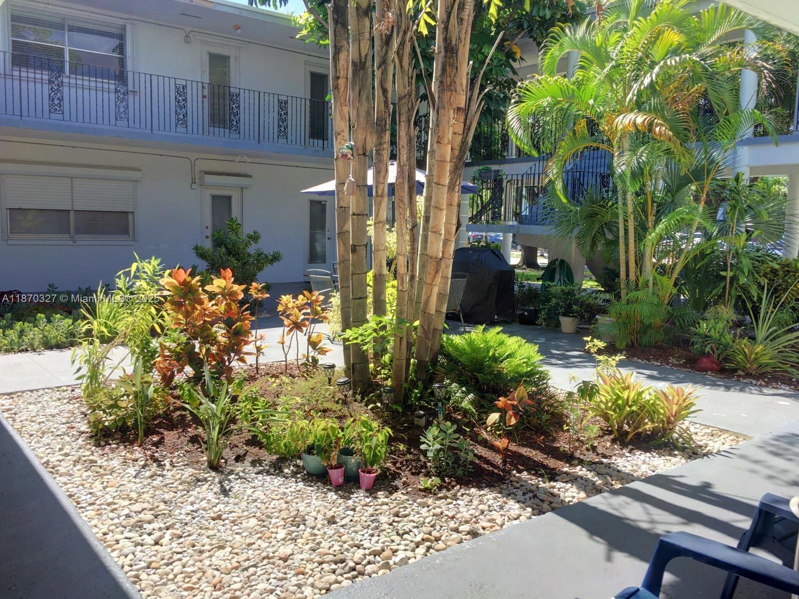 Unfurnished remodeled ground floor 1 bedroom 1 bath condo in small, private and cozy building in Hollywood Hills
area. Unit features new kitchen cabinets, tile floors, remodeled bathroom with free standing shower and glass
doors, and hurricane shutters on the windows. Common laundry available in the building. 1 assigned parking
space. Conveniently located near Hollywood courthouse, shopping centers, 10 minutes to downtown Hollywood.
Rented AS IS.