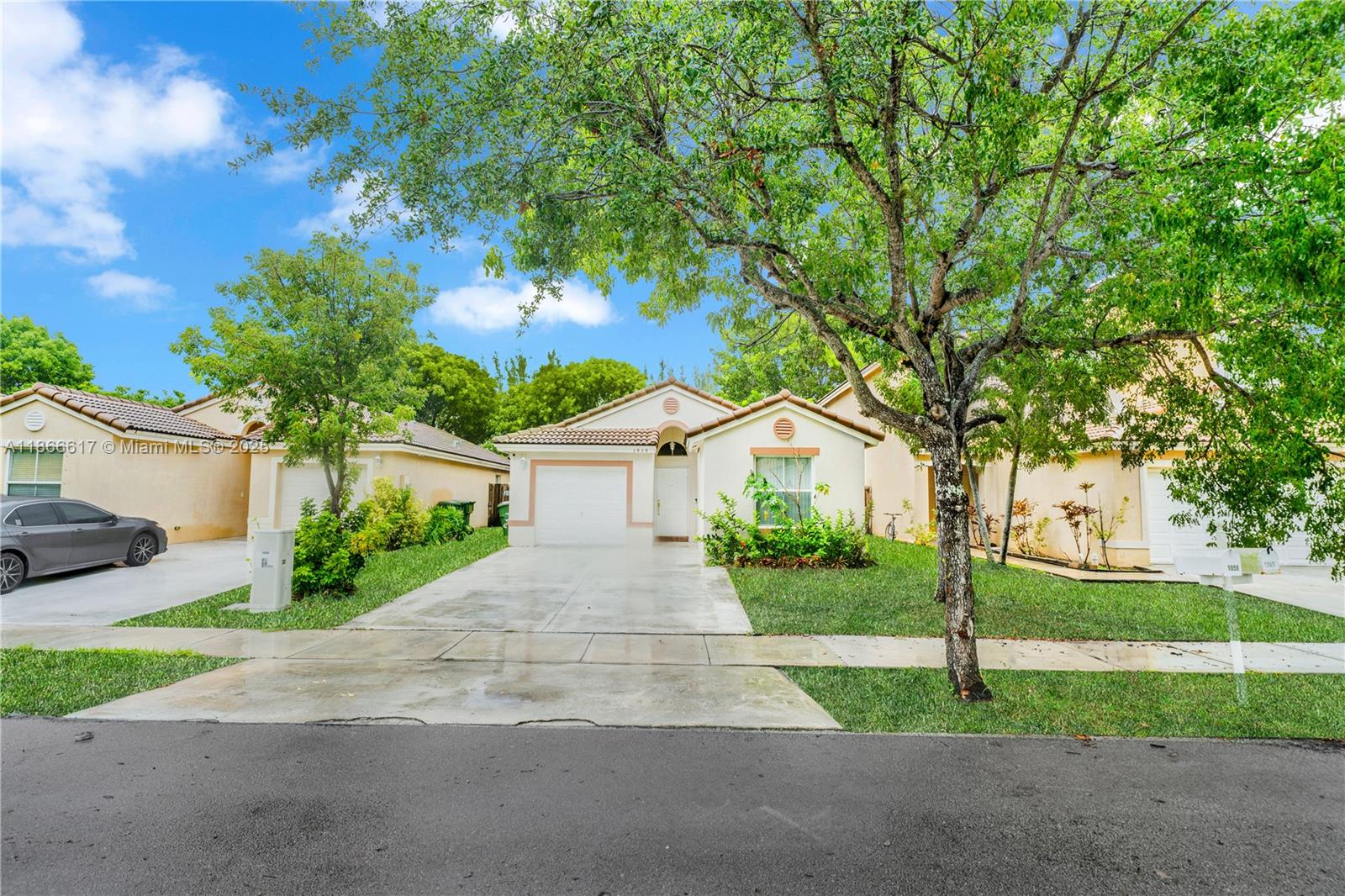 Welcome to this beautiful listing a residence offering comfort, style, and a fantastic lifestyle. This home features a brand-new terrace, perfect for relaxing or entertaining outdoors.
Located in a highly desirable community, residents enjoy exclusive access to top-notch amenities including a golf course, tennis courts, and much more—ideal for active living and leisure.
This property combines modern upgrades with resort-style living, making it a perfect choice for families or investors looking for a home with both charm and convenience.
Close to shopping, dining, schools, and major highways for an easy commute.