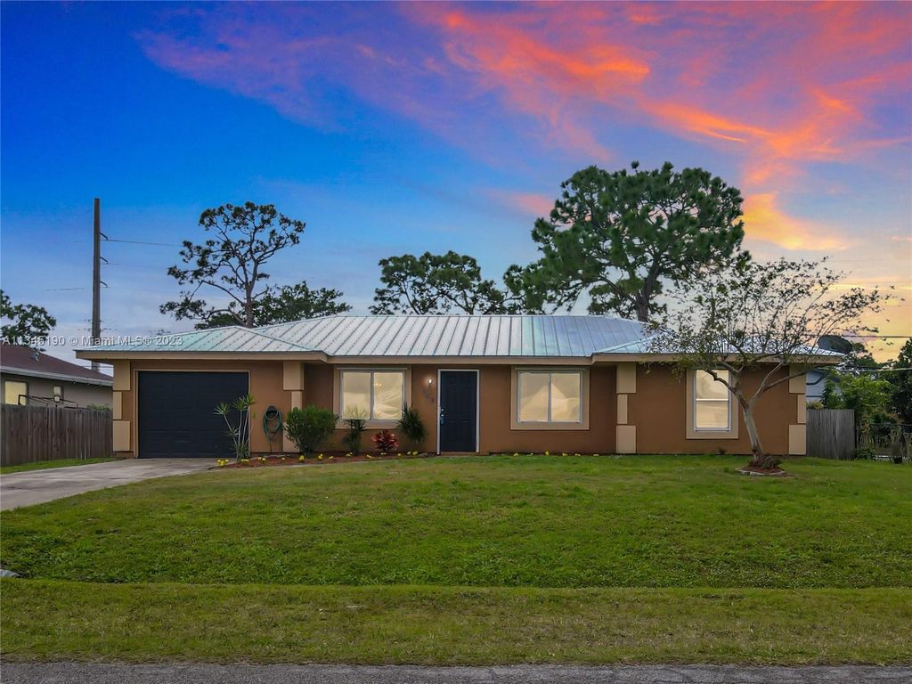 Photo of 568 SE Chapman Ave, Port Saint Lucie, FL 34984 (MLS # A11345190)