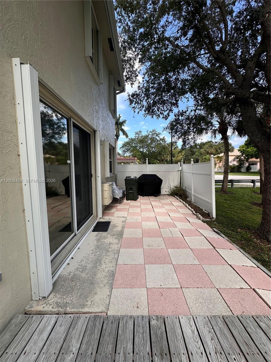 LYONS WEST - Residential