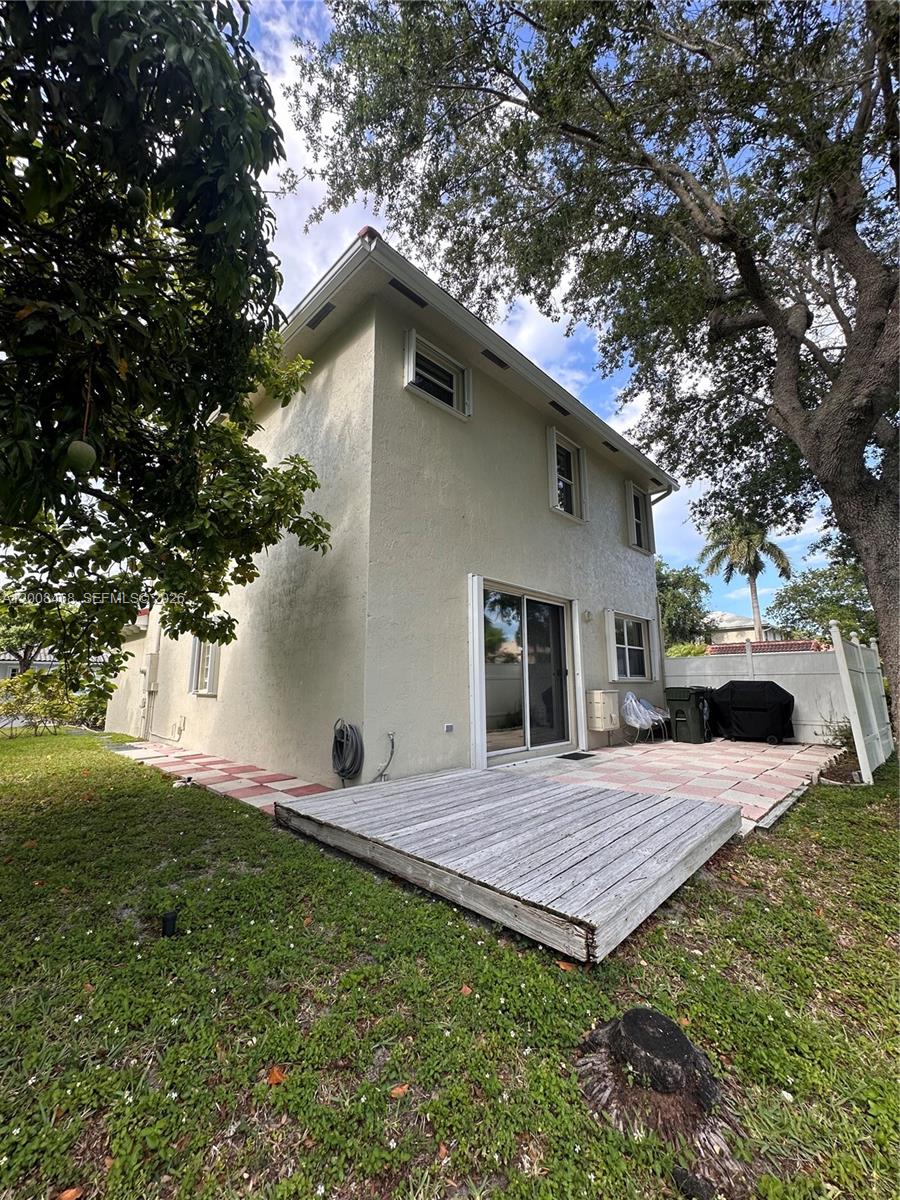 LYONS WEST - Residential