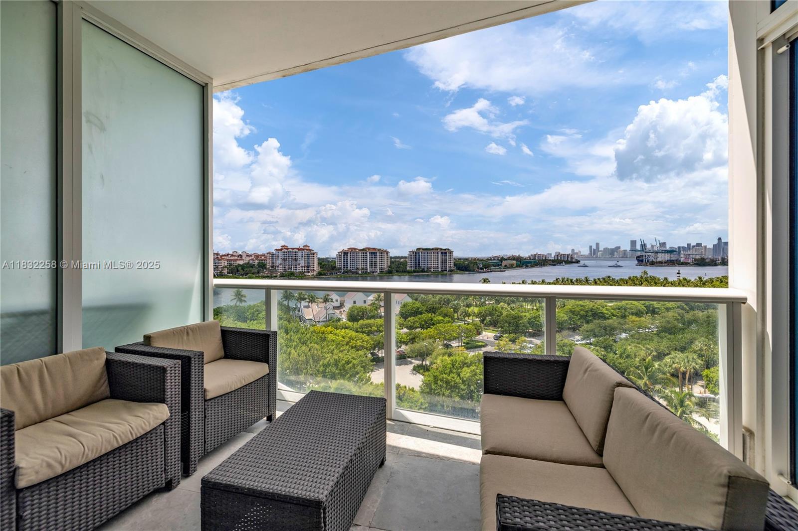 100 S Pointe Dr 902