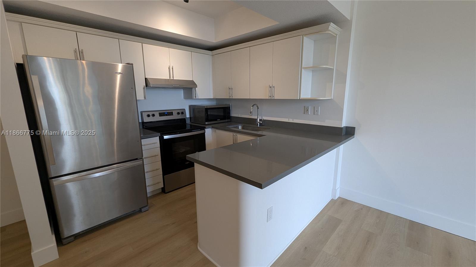 Bright, fully renovated 1BD at 3500 Coral Way—one block away from Coral Gables’ Miracle Mile.
Open living/dining flows to a private balcony. In-unit full-size washer & dryer (no shared laundry). Oversized double-door closets for abundant storage; central A/C.
Prime location across from Miracle Marketplace (shops/dining such as Nordstrom Rack, Burlington, cafés) and near Coral Gables, Coconut Grove, and Brickell.
Building features: 24/7 lobby security, controlled access, one covered garage space, and gated visitor parking. Move-in ready and conveniently located for city living.