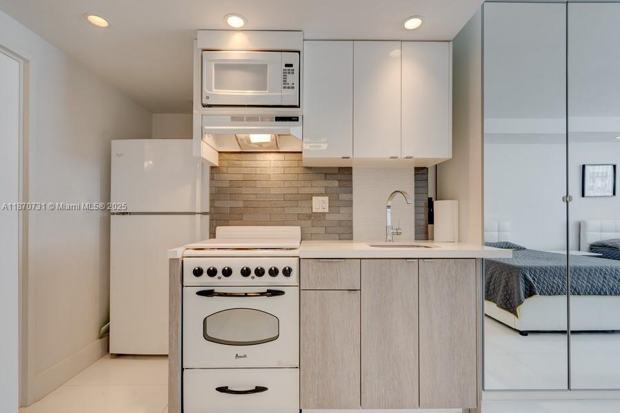 THE DECOPLAGE CONDO - Residential Lease