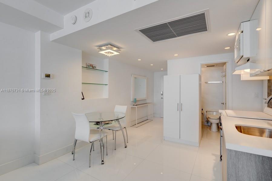 THE DECOPLAGE CONDO - Residential Lease