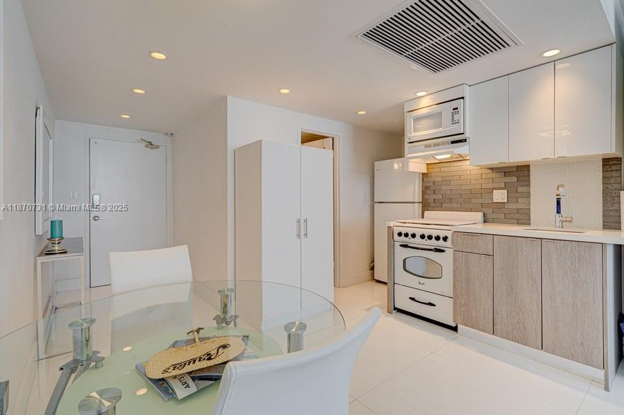 THE DECOPLAGE CONDO - Residential Lease