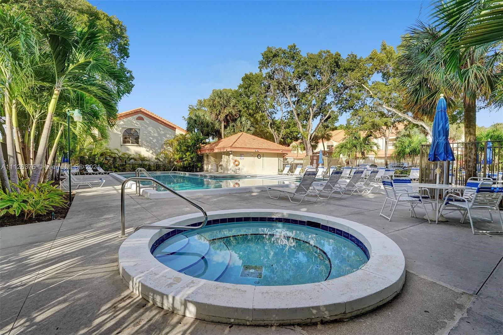 EMERALD OAKS #3 CONDO - Residential