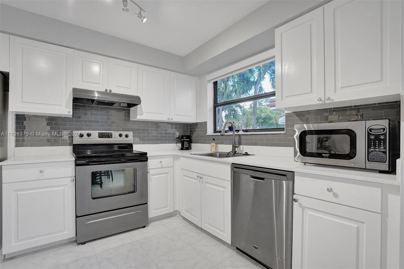 EMERALD OAKS #3 CONDO - Residential