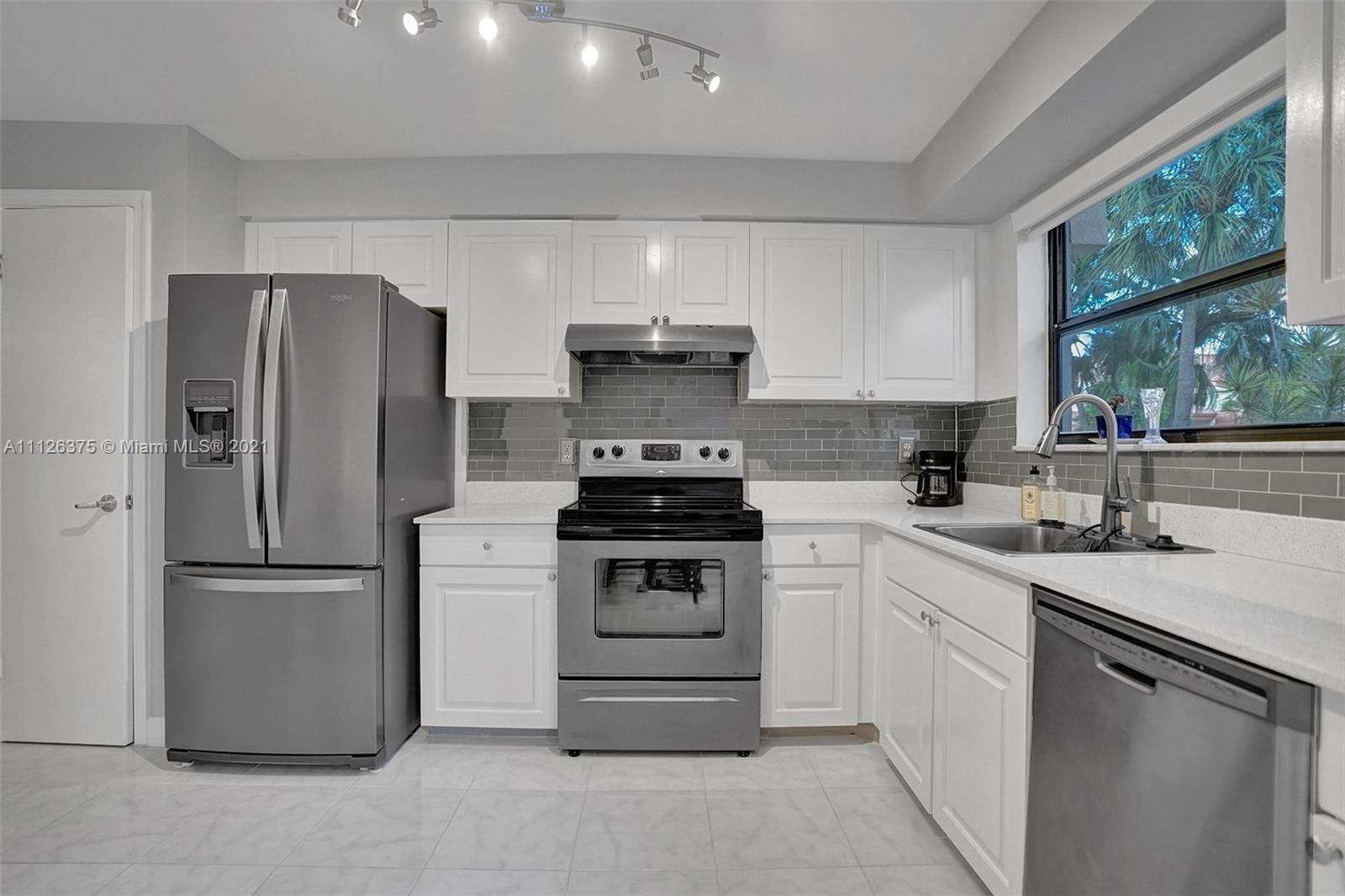 EMERALD OAKS #3 CONDO - Residential