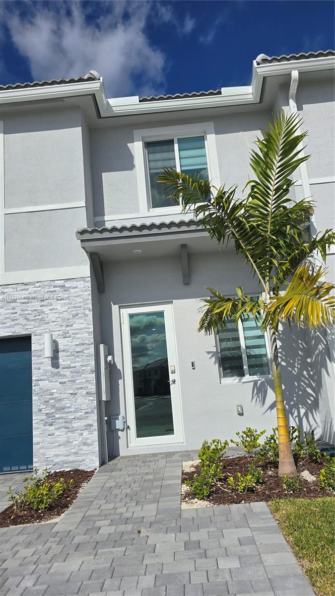 Rental Property at 713 Se 13th St Cir, Homestead, Miami-Dade County, Florida - Bedrooms: 4 
Bathrooms: 4  - $2,800 MO.