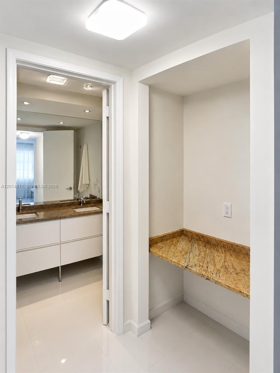 THE COLLINS CONDO - Residential Lease