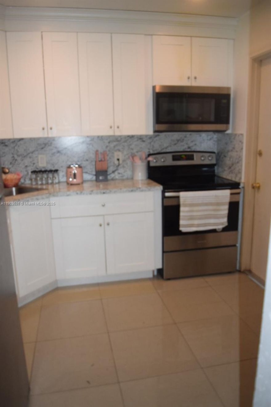 Beautifully updated 2-bedroom, 2-bath condo in the heart of Plantation! This spacious unit offers an open floor plan with abundant natural light, tile flooring throughout, and a modern kitchen featuring stainless steel appliances and granite countertops. The primary suite includes a large closet and updated bath. Enjoy morning coffee on your private balcony overlooking lush landscaping. Community amenities include a pool and clubhouse. Conveniently located near shopping, dining, parks, and major highways. Perfect for homeowners or investors—move-in ready and easy to show!