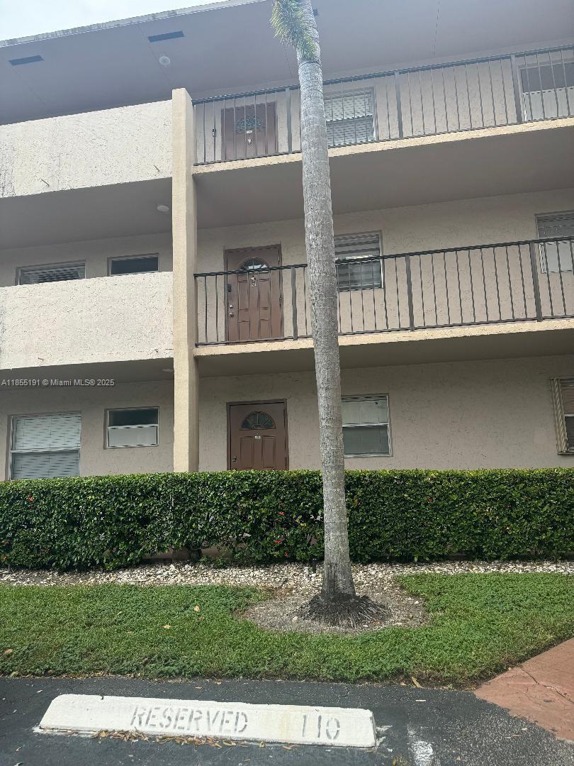 ATTENTION INVESTORS!!! Great condition 1 bed, 1,5 bathrooms apt in quiet community. Only building in Sands Points allowing rentals right after closing. New a/c. Updated photos coming soon.
Vacant and easy to show.