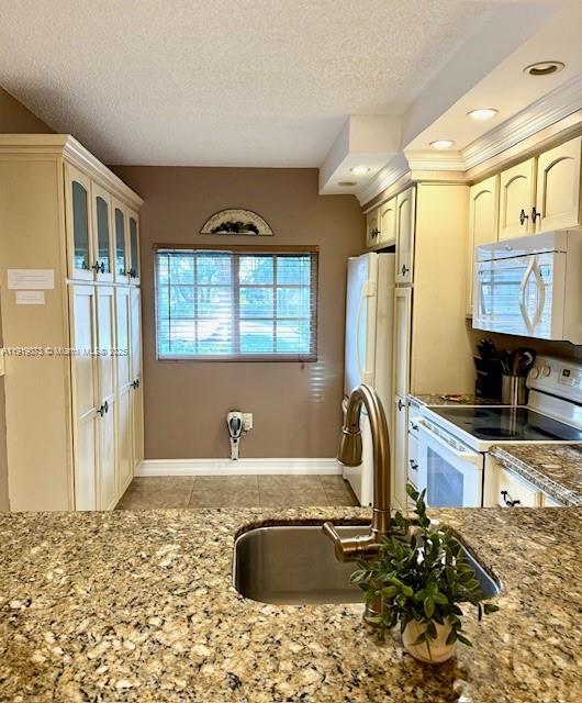 NINTH GREEN AT CRYSTAL LA - Residential