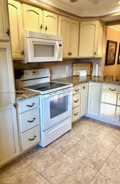 NINTH GREEN AT CRYSTAL LA - Residential