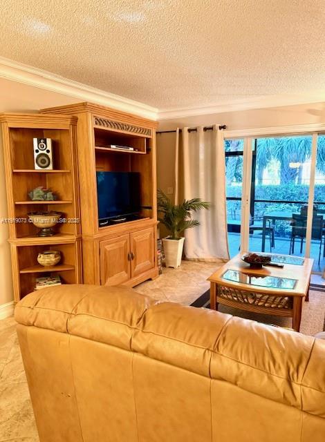 NINTH GREEN AT CRYSTAL LA - Residential