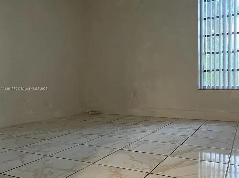 Beautiful and remodeled apartment 2/2 in a great area. Close to everything.
Two parking spaces available. Contact me to schedule showing; Easy to show, on lockbox.
Tenant pays for utilities.
