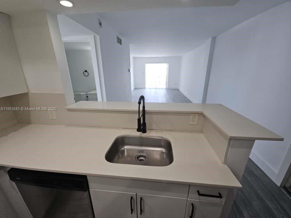 BISCAYNE BCH SUB - Residential Lease