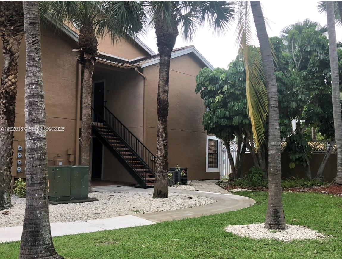 VISTA LAGO AT THE HAMMOCK - Residential