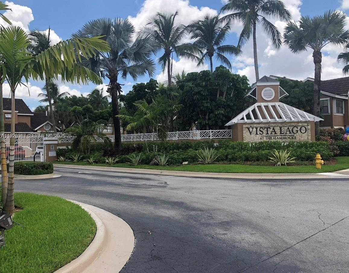VISTA LAGO AT THE HAMMOCK - Residential
