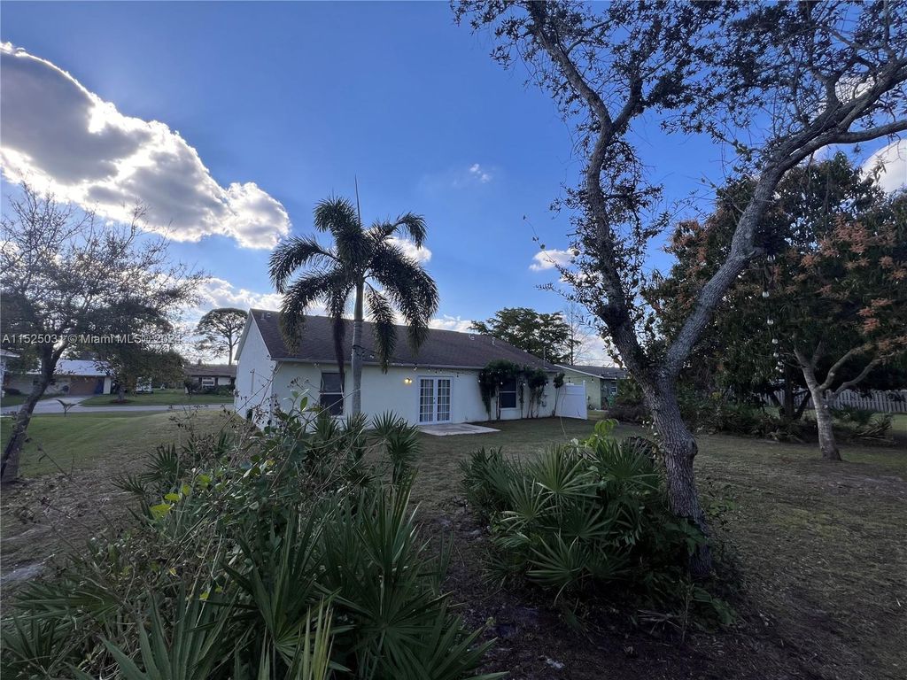 Photo of 665 NE Horizon Ln, Port Saint Lucie, FL 34983 (MLS # A11525031)