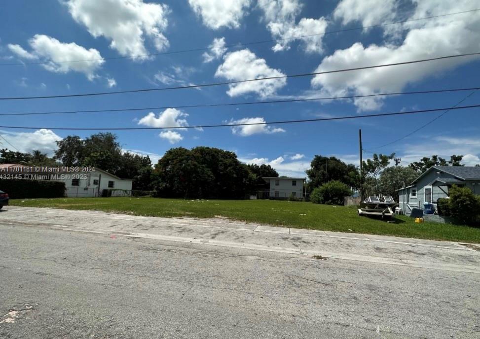 LOT FOR SALE! GREAT LOCATION, 11,130 SQ FT. BUILD MULTIFAMILY WITH UP TO 9 UNITS. T4-L ZONING WHICH ALLOWS 3 STORY RESIDENTIAL UNITS, MULTIFAMILY RESIDENCES, HOME OFFICE, BED & BREAKFAST, FOOD ESTABLISHMENT, RELIGIOUS FACILITY, RESEARCH FACILITY. OPPORTUNITY ZONE. SB 102 (LIVE LOCAL ACT)